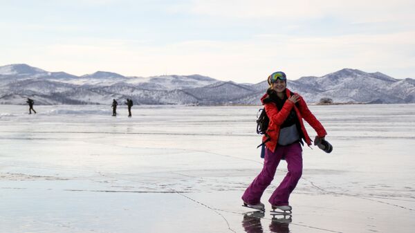 Девушка на коньках на льду озера Байкал - Sputnik Молдова