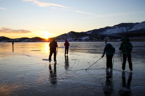 Baikal in Winter: Pure Beauty of a Frozen Lake - Sputnik Moldova-România