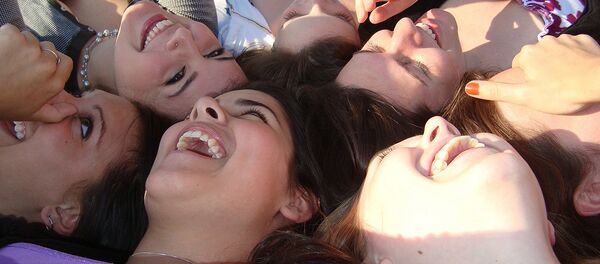 Девушки смеются. - Sputnik Молдова