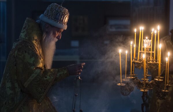 Mitropolitul Moscovei și al întregii Rusii Cornilii în timpul sărbătorilor de Crăciun la biserica de rit vechi din slobozia Rogojsk, Moscova - Sputnik Moldova