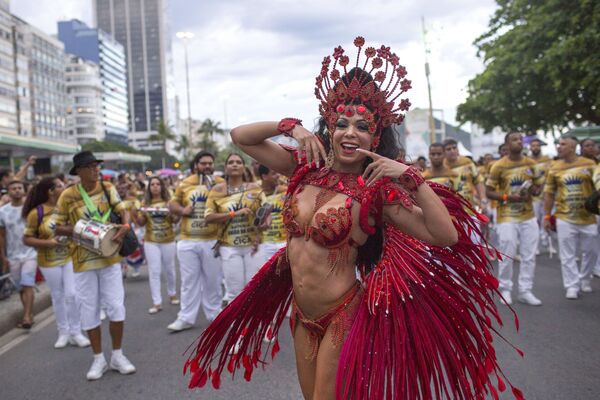 Dansatorii școlii de samba în timpul paradei stradale lângă plaja Copacabana din Rio de Janeiro, Brazilia - Sputnik Moldova