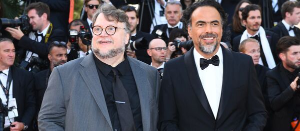 Режиссер Гильермо дель Торо (слева) и Алехандро Гонсалес Иньярриту - Sputnik Молдова