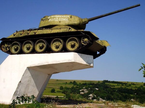 Мемориальный комплекс Бессмертие, посвященный трудовому подвигу молдавского народа в годы Великой Отечественной войны, находящийся в селе Чинишеуцы Резинского района Мемориальный комплекс Бессмертие, посвященный трудовому подвигу молдавского народа в годы Великой Отечественной войны, находящийся в селе Чинишеуцы Резинского района - Sputnik Молдова