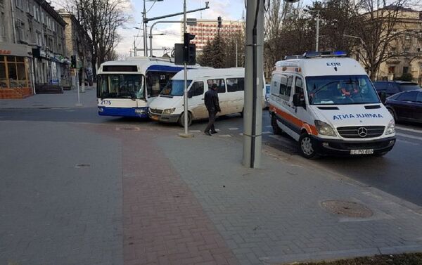 Accident rutier în Capitală cu implicarea unui troleibuz și a unui microbuz - Sputnik Moldova