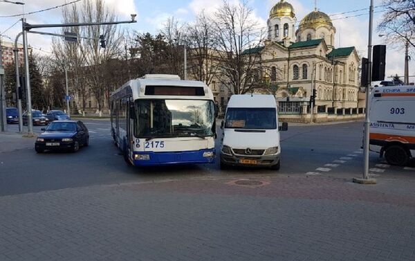 Accident rutier în Capitală cu implicarea unui troleibuz și a unui microbuz - Sputnik Moldova