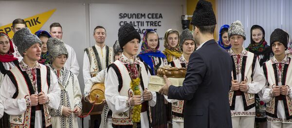 Традиции святого Василия: ансамбль «Ватра Сатулуй» в гостях у Спутник Молдова Традиции святого Василия: ансамбль «Ватра Сатулуй» в гостях у Спутник Молдова - Sputnik Молдова