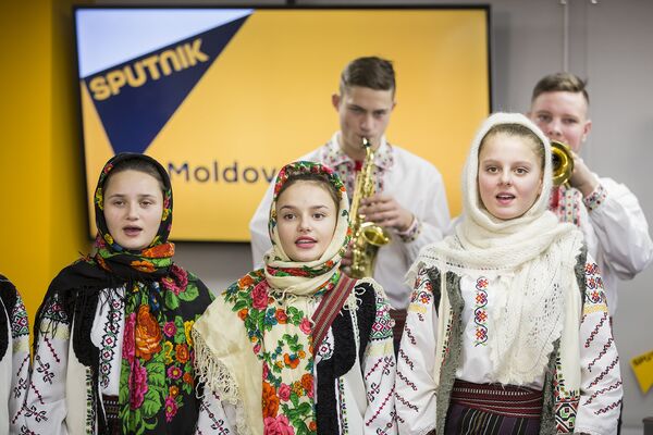 Tradiții de Sfântul Vasile: Ansamblul „Vatra Satului” în vizită la Sputnik Moldova - Sputnik Moldova-România