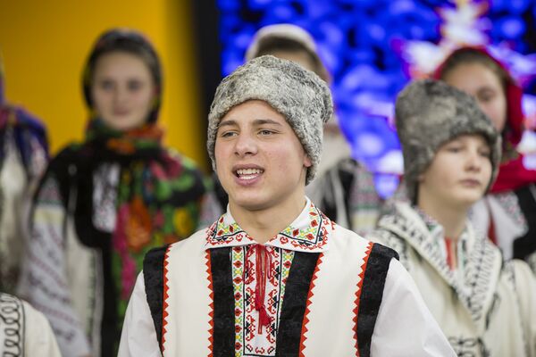 Tradiții de Sfântul Vasile: Ansamblul „Vatra Satului” în vizită la Sputnik Moldova - Sputnik Moldova-România