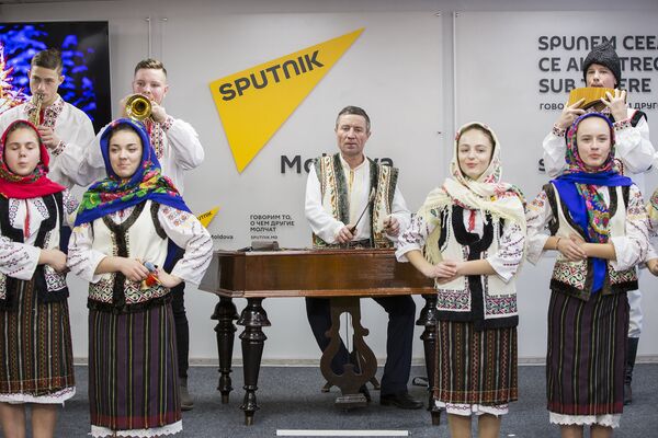 Tradiții de Sfântul Vasile: Ansamblul „Vatra Satului” în vizită la Sputnik Moldova - Sputnik Moldova
