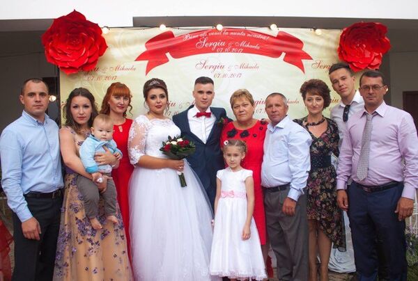 Nuntă moldovenească în Portugalia, mirii Serghei și Mihaela împreună cu familia Nuntă moldovenească în Portugalia, mirii Serghei și Mihaela împreună cu familia - Sputnik Moldova-România
