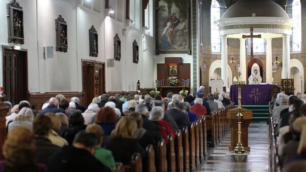 A priest takes mass at St Mary's Roman Catholic Church in Belfast, Northern Ireland. (File) - Sputnik Moldova-România
