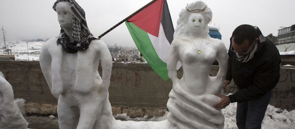 Палестинец во время создания снеговиков в Иерусалиме Палестинец во время создания снеговиков в Иерусалиме - Sputnik Молдова