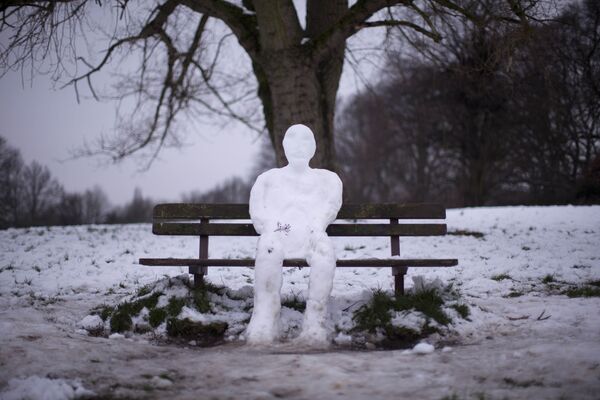 Снеговик на скамейке в лондонском парке - Sputnik Молдова