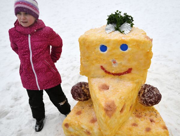 Юная участница возле фигуры из снега во время Арт-битвы Снеговиков в Московском Дворце пионеров на Воробьевых горах - Sputnik Молдова