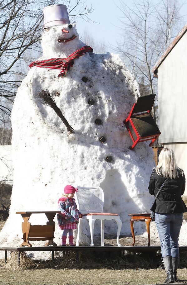 6-метровый снеговик в Польше - Sputnik Молдова