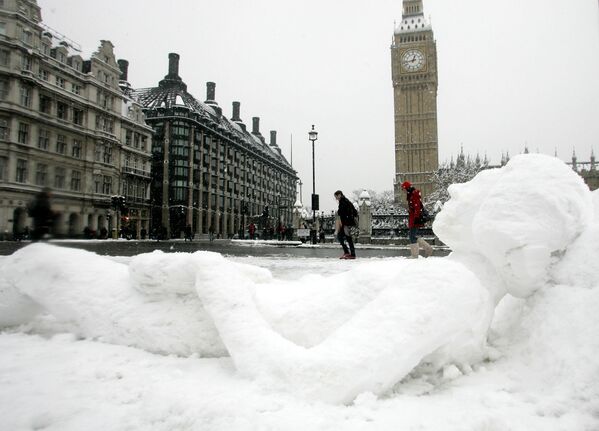 Лежащий снеговик напротив Бин-Бена в Лондоне - Sputnik Молдова