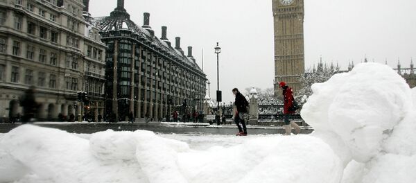Лежащий снеговик напротив Бин-Бена в Лондоне  - Sputnik Moldova-România
