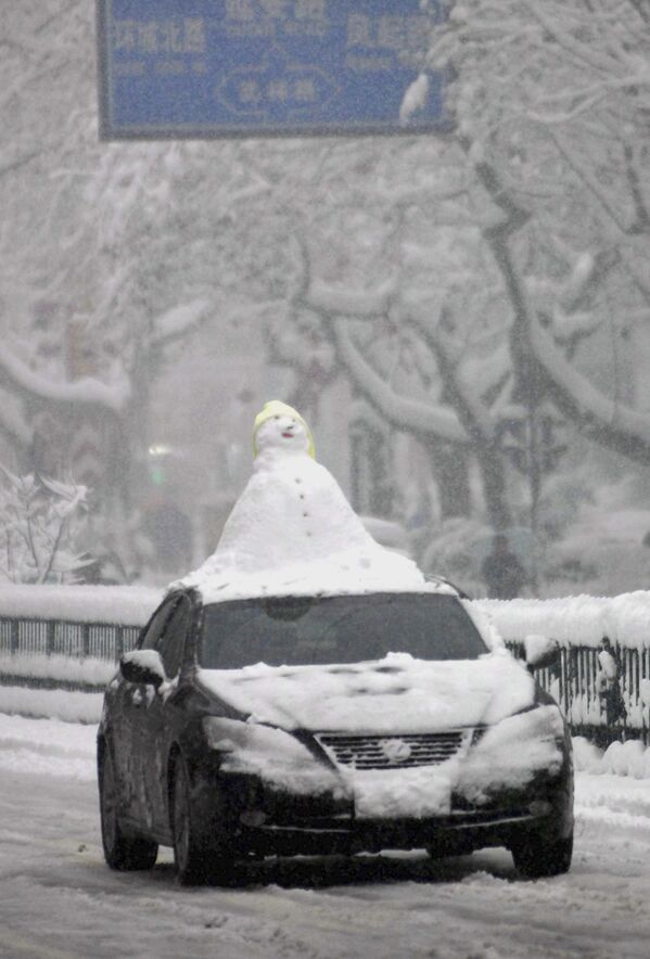 Снеговик на машине в Китае - Sputnik Молдова