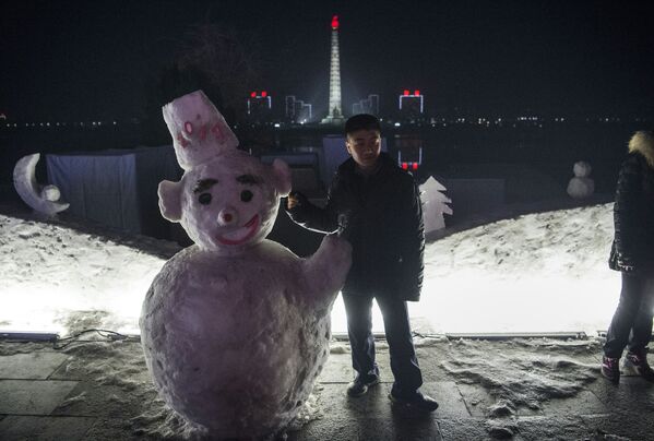 Мальчик у снеговика в Пхеньяне, КНДР - Sputnik Молдова