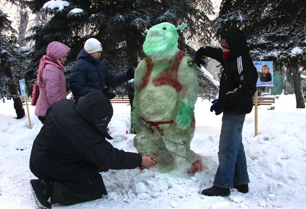 Участники Парада Снеговиков лепят снеговика-Шрека в Центральном парке Красноярска - Sputnik Молдова