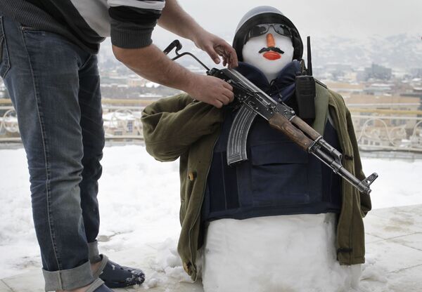 Снеговик с оружием в Афганистане - Sputnik Молдова