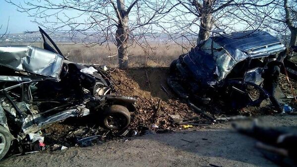 Автомобили после столкновения превратились в груду металла - Sputnik Молдова