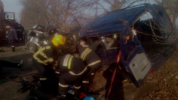 Пожарным пришлось доставать тела погибших из искореженных авто - Sputnik Молдова