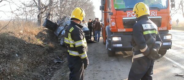 Два автомобиля столкнулись лоб в лоб на национальной трассе - Sputnik Moldova