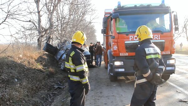 Два автомобиля столкнулись лоб в лоб на национальной трассе - Sputnik Moldova