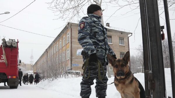 la police près d'une école à Perm - Sputnik Moldova-România
