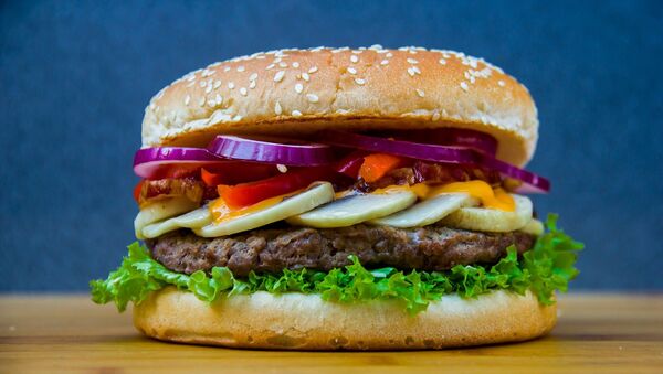 Гамбургер с говяжьим мясом сыром и овощами - Sputnik Moldova-România