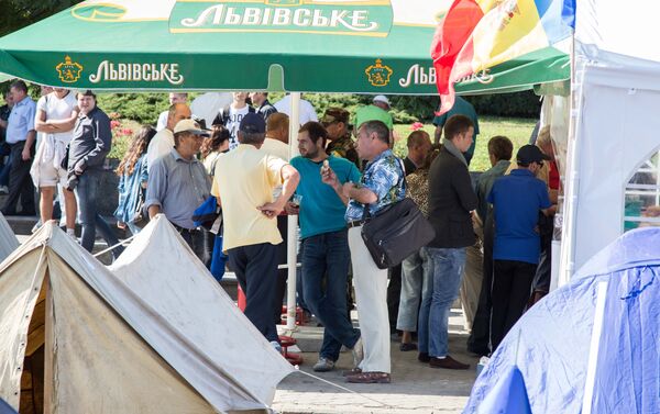 Антиправительственный митинг в центре Кишиневе, пункт раздачи еды - Sputnik Молдова