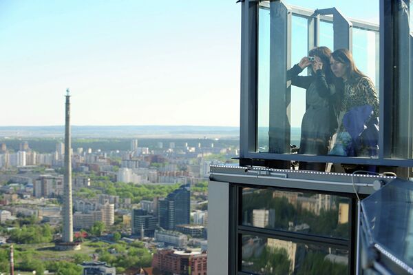 Открытая смотровая площадка расположена в бизнес-центре Высоцкий на 52-м этаже на высоте 186 метров. Отсюда открывается фантастический вид: панорама Екатеринбурга простирается вдаль на 25 километров - Sputnik Молдова