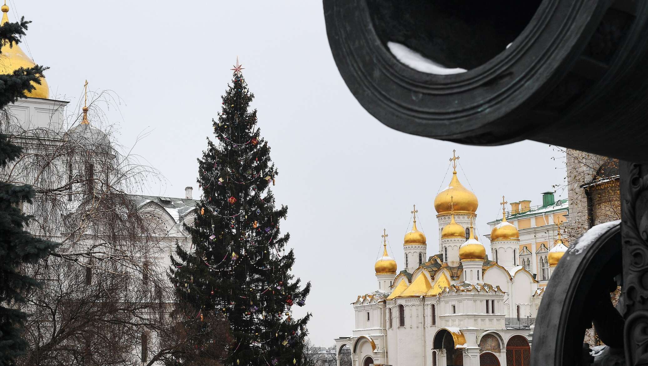 18 апреля новый год. Соборная площадь Кремля елка Москва. Главная елка России. Елка в Кремле. Елка на площади Кремля.