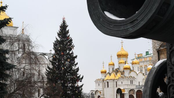 Украшение Новогодней елки на Соборной площади Кремля - Sputnik Moldova-România