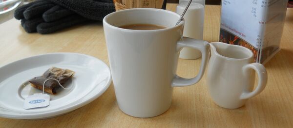 Человек за чашкой кофе.  - Sputnik Молдова