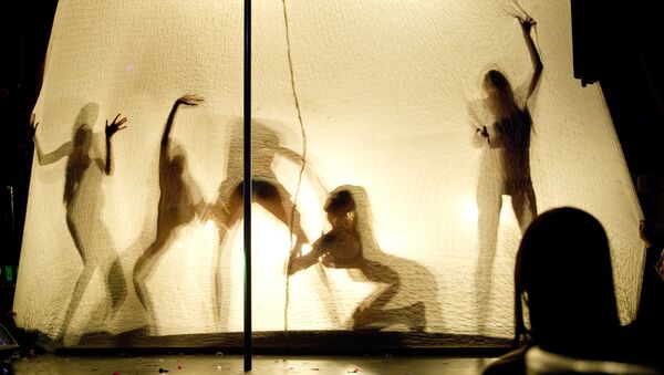 Танцовщицы выступают на вечеринке в клубе, архивное фото - Sputnik Молдова