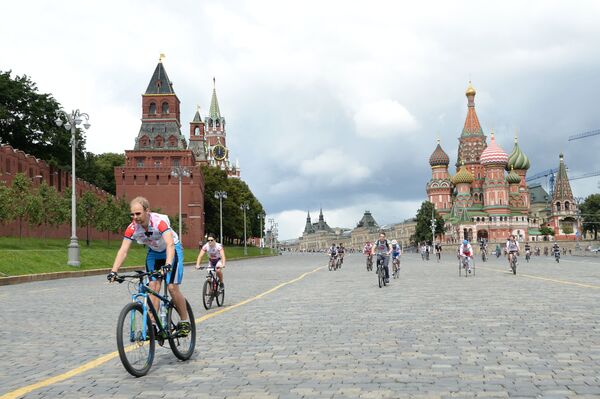 ГУМовские велокатания - тысячи москвичей прокатились по центру Москвы (Красная площадь, 2015 год). - Sputnik Молдова