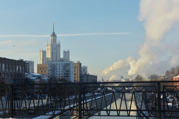 Вид с Высокояузского моста. На дальнем плане слева - жилой дом на Котельнической набережной — одна из сталинских высоток в Москве, памятник архитектуры регионального значения. - Sputnik Молдова