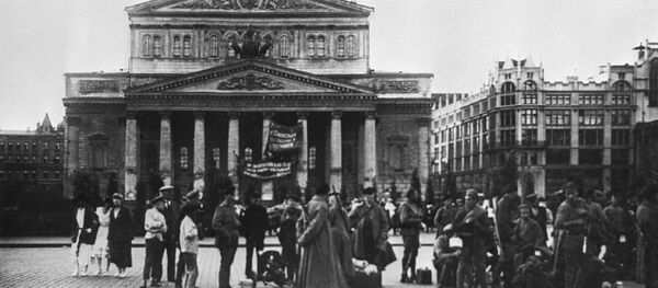 У здания Большого театра в Москве. 1918 год - Sputnik Moldova-România