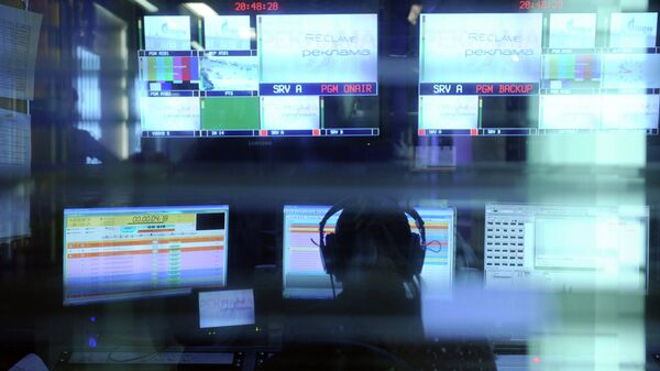 Dozhd TV employees broadcast channel's programs from their studio - Sputnik Moldova