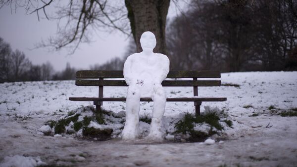 Снеговик на скамейке в лондонском парке - Sputnik Moldova