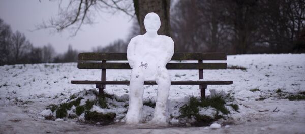 Снеговик на скамейке в лондонском парке Снеговик на скамейке в лондонском парке - Sputnik Moldova