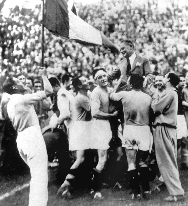 Echipa Italiei după finala CM-1934 Echipa Italiei după finala CM-1934 - Sputnik Moldova