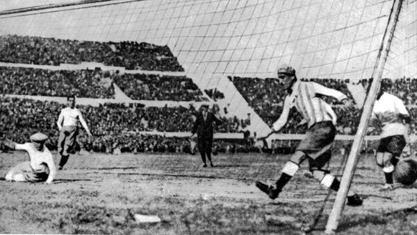 Primul gol al Uruguayului în finala Cupei Mondiale împotriva Argentinei, în Montevideo, Uruguay, 30 iulie 1930. Uruguay a învins Argentina cu patru goluri la două - Sputnik Moldova-România