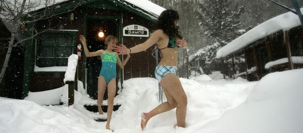 Девушки выбегают из сауны в снег во время отдыха на горнолыжном курорте Сьерра Невада  - Sputnik Moldova-România