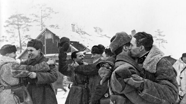 Un grup de soldați ai Armatei Roșii, întâlnire după o reușită impunătoare în spargerea blocadei Leningradului - Sputnik Moldova