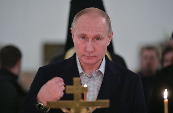 Президент РФ В. Путин принял участие в крещенских купаниях на озере Селигер - Sputnik Молдова