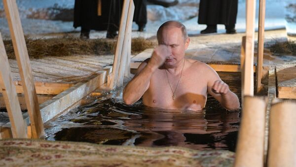 Президент РФ В. Путин принял участие в крещенских купаниях на озере Селигер - Sputnik Moldova-România