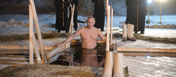 The Russian President V. Putin has taken part in Epiphany bathings on the Lake Seliger - Sputnik Moldova-România